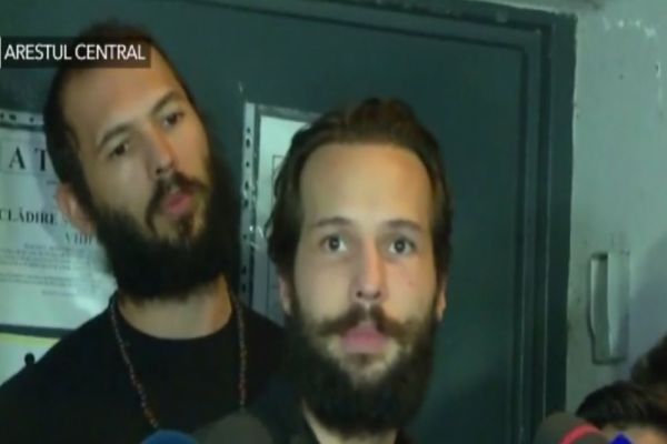 Fraţii Tate eliberaţi din arestul preventiv şi plasaţi în arest la domiciliu