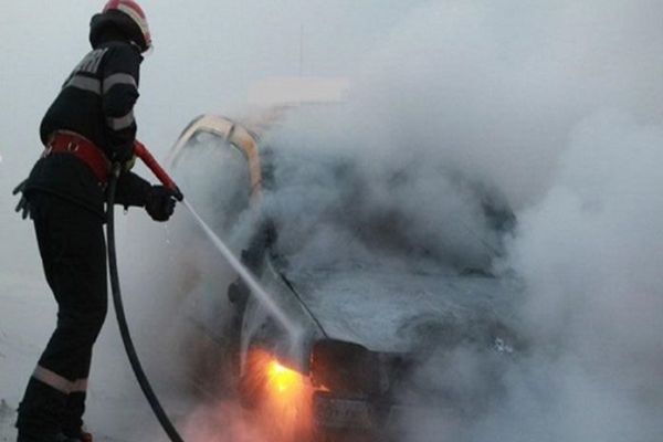 Dâmbovița. Autoturism mistuit de un flăcări 