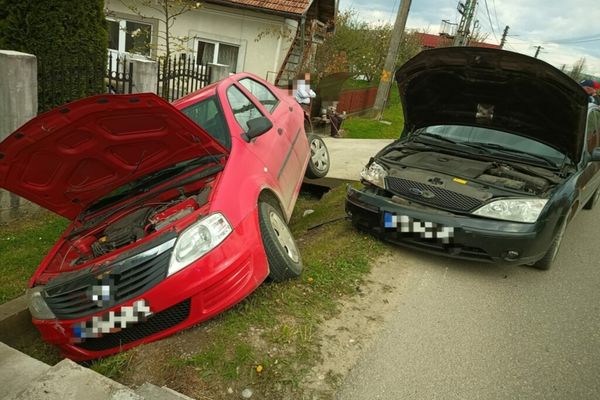 Accident violent pe Valea Dâmboviței! Una dintre ele a ajuns în șanț, iar o persoană a fost rănită