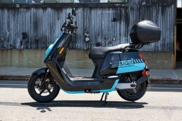 Tânăr beat și fără permis, la plimbare cu un moped pe un drum din Dâmbovița