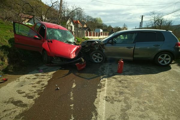 Patru persoane rănite într-un accident produs pe Valea Dâmboviței, în Sâmbăta Paștelui. Victimele, transportate la spital