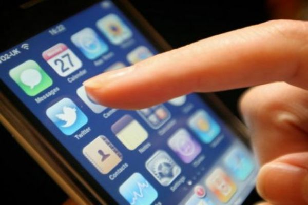 Atenție, elevi! Fără telefoane mobile la ore și fumatul interzis în școală