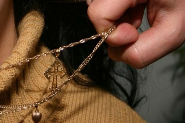 Dâmbovița. Tânăr reținut după ce a smuls lănțișorul de la gâtul unei femei