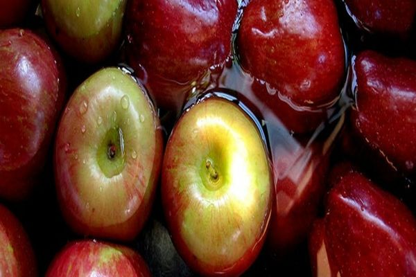 Cocteiluri de pesticide în merele cultivate în Europa. Semnal de alarmă tras de mai multe ONG-uri