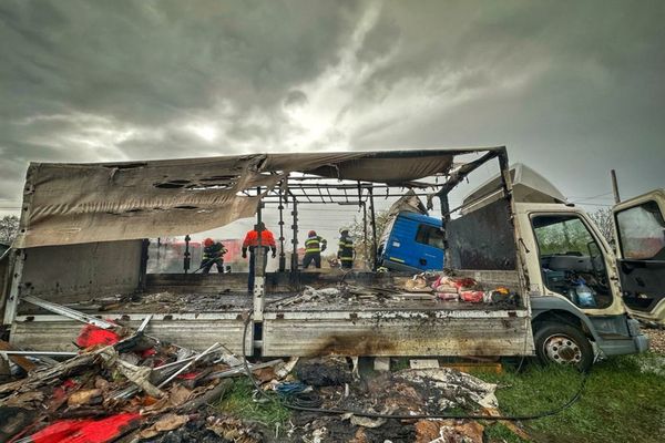 Dâmboviţa. Două tiruri încărcate cu sute de cauciucuri, mistuite de flăcări