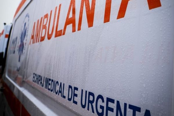 Două autoturisme au intrat în coliziune pe Valea Dâmboviței. O persoană a primit îngrijiri medicale