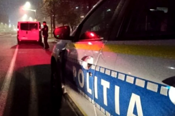 Urmărire, bătaie în trafic şi lovituri de cuţit pe DN 72, după o neînţelegere în trafic. Doi tineri au fost reținuți
