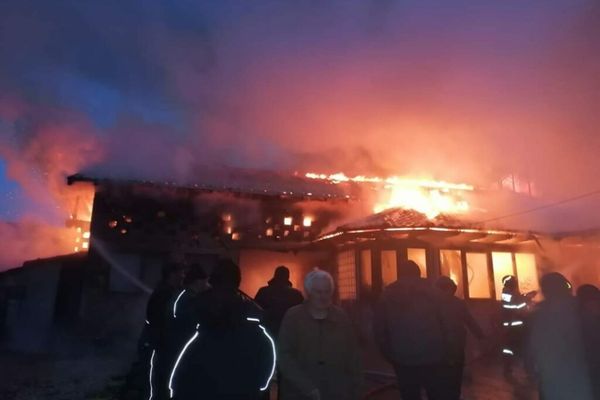 Casă mistuită de flăcări, pe Valea Dâmboviței! S-a acționat cu trei autospeciale de stingere