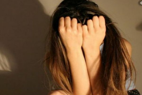 Persoane arestate pentru exploatarea sexuală a peste 400 de femei, printre care şi românce