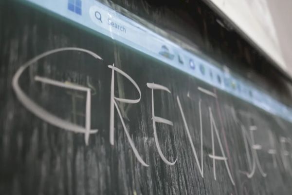 Negocierile au eșuat, profesorii intră în grevă generală. „Nu avem niciun motiv să renunțăm”, spun sindicatele. De luni de la ora 8, nu se mai fac ore