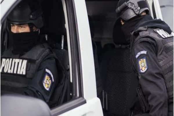 Ofiţer de poliţie judiciară, acuzat că ajuta traficanţi de droguri cu informaţii din anchete