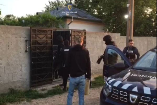 Percheziții ale poliţiştilor din Dâmboviţa în Giurgiu la persoane bănuite de înșelăciune și fals în înscrisuri sub semnătură privată, prin case de expediție