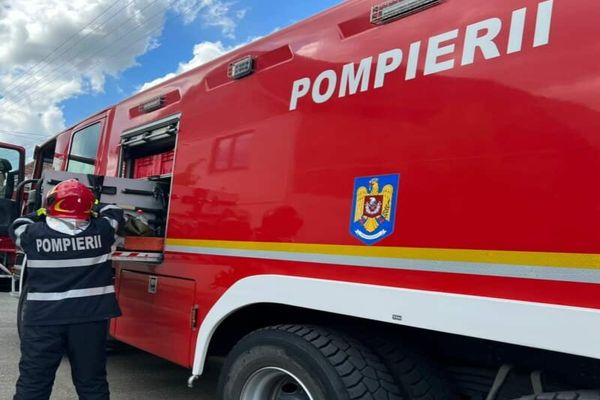 Incendiu la locomotiva unui tren de marfă, într-o localitate din Dâmbovița