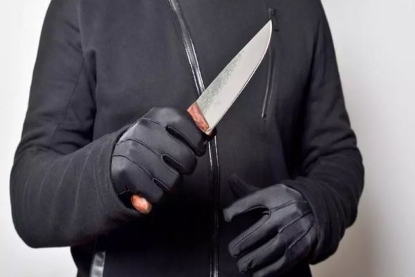 CUȚITE, TOPOARE ȘI COASE, DESCOPERITE LA DOI BĂRBAȚI LA UN TÂRG TRADIȚIONAL DIN DÂMBOVIȚA