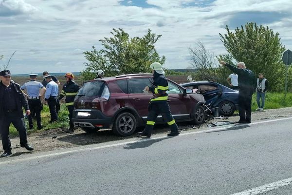 Accident cu două mașini implicate în Prahova, la limita cu județul Dâmbovița. Două victime
