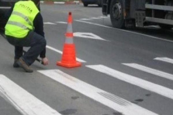 Minoră de 16 ani, lovită de TIR pe trecerea de pietoni, în Dâmbovița! 