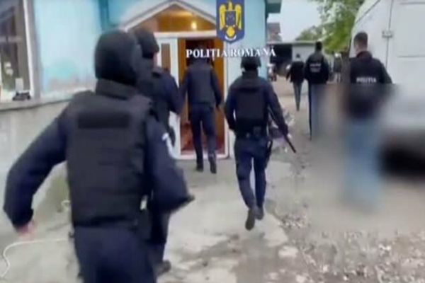 Percheziţii în Dâmboviţa şi Ilfov la persoane bănuite de trafic de persoane şi proxenetism