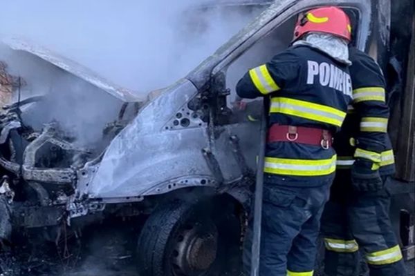 Cabina unei autoutilitare, cuprinsă de flăcări pe o șosea din Dâmbovița