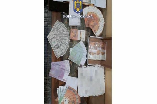 Sute de bancnote euro false au fost încărcate în bancomate din Prahova, Dâmboviţa, Argeș, Constanţa şi Bucureşti 