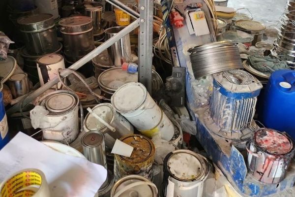 Dâmboviţa. Bărbat cercetat de polițiști după ce a comercializat vopsea contrafăcută, sub brandul unui producător din Târgoviște