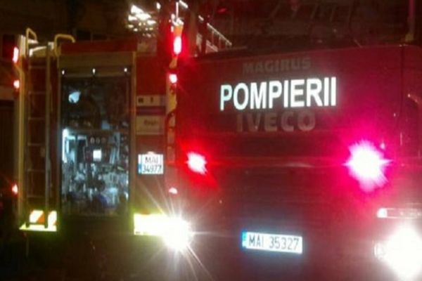 Incendiu violent la Pucioasa! O persoană a primit îngrijiri medicale