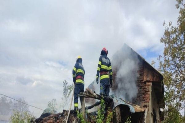 Un bărbat din Dâmboviţa a făcut atac de panică după ce i-a luat foc o anexă gospodărească 