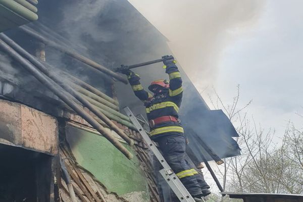Incendiu puternic în Dâmbovița! O construcție a fost distrusă de flăcări