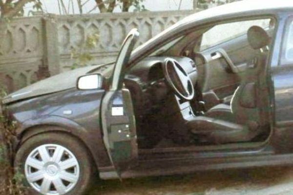 Dâmbovița. Un tânăr fără permis, s-a oprit cu mașina în gardul unei case! Minorul a scăpat fără nicio zgârietură