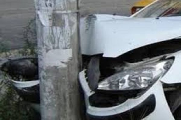 O şoferiţă din Dâmbovița s-a izbit violent cu mașina de un stâlp de electricitate și de un gard