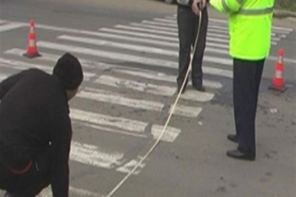 Dâmboviţa. Adolescentă de 16 ani, lovită de TIR pe trecerea de pietoni