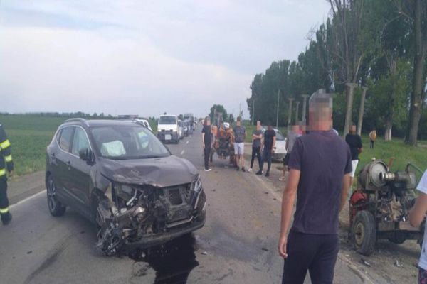 Dâmboviţa. Impact violent între un autoturism și un tractor. Două persoane au primit îngrijiri medicale