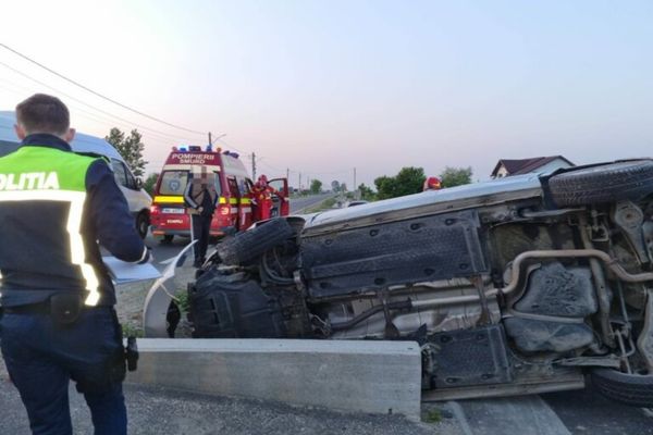 O maşină s-a răsturnat în Dâmboviţa. Două persoane au primit îngrijiri medicale
