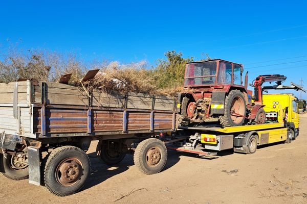 Descinderi în Prahova şi Dâmboviţa la hoţii unui tractor cu remorcă
