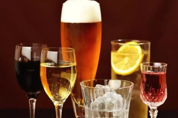CONSUMUL DE ALCOOL, ASOCIAT CU ȘAPTE TIPURI DE CANCER