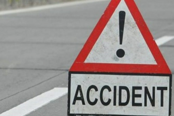 Accident grav, în Dâmbovița! Femeie transportată la spital după coliziunea dintre un TIR și un autoturism