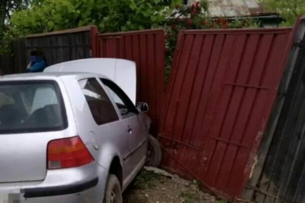 Dâmboviţa. A intrat cu maşina în gardul unei gospodării, după care a fugit de la locul faptei