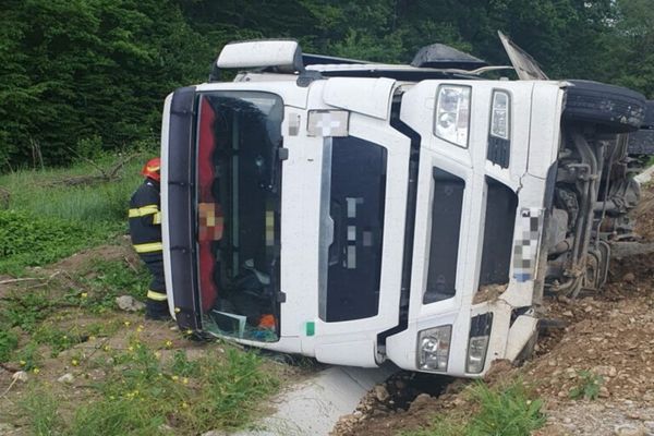 TIR răsturnat în Dâmbovița!O persoană este evaluată medical