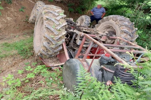 Dâmboviţa. La un pas de moarte după ce s-a răsturnat cu tractorul şi a rămas prins sub el