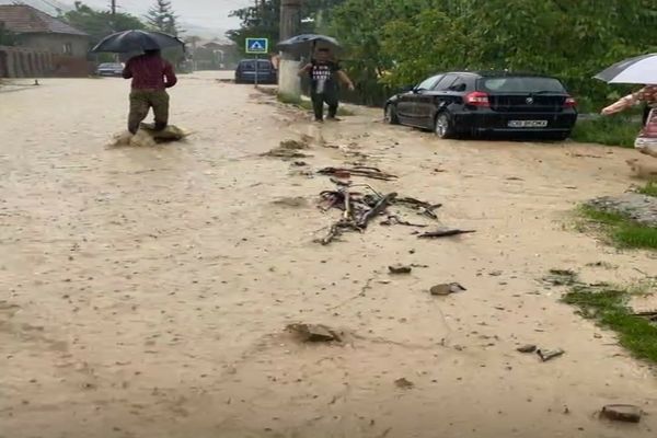 Dezastru provocat de inundaţii, în Dâmboviţa