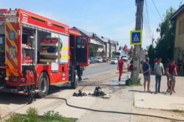 Dâmboviţa. Incendiu la magazinul Profi din localitatea Petreşti! Intervenție de urgență a pompierilor!