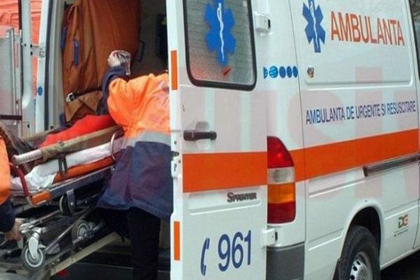 Dâmbovița. Șofer dus de urgență la spital! S-a oprit cu mașina într-un gard