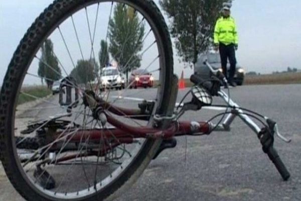 Dâmboviţa. Biciclist beat lovit de o mașină condusă de o șoferiță de 25 de ani