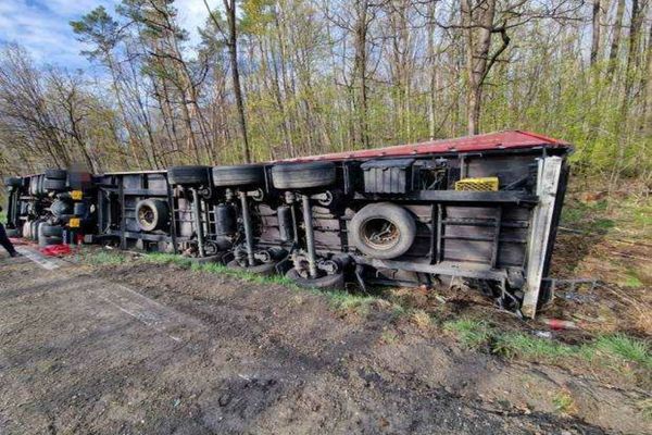 Dâmbovița. TIR răsturnat pe DJ 701, la Cornăţelu.  Șoferul de 32 de ani, transportat de urgență la spital