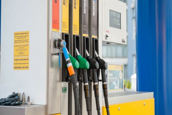 Dâmbovița. Un bărbat a distrus cu lopată geamurile unei stații de alimentare si vitrinele pe care se aflau produse în vederea comercializării