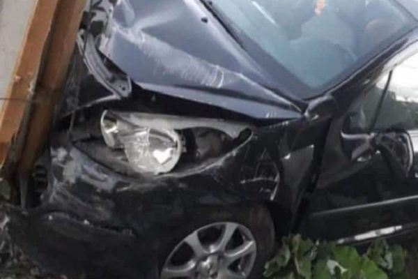 Dâmboviţa. Un bărbat beat criță la volan, s-a înfipt cu mașina într-un gard