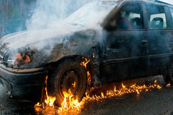 Mașină distrusă de flăcări în Dâmbovița! S-a intervenit cu 2 autospeciale de stingere