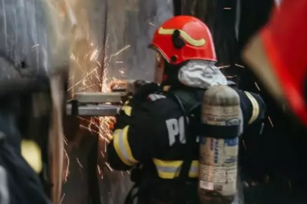 Incendiu într-un apartament din Târgovişte. Locatarii, evacuaţi de urgență