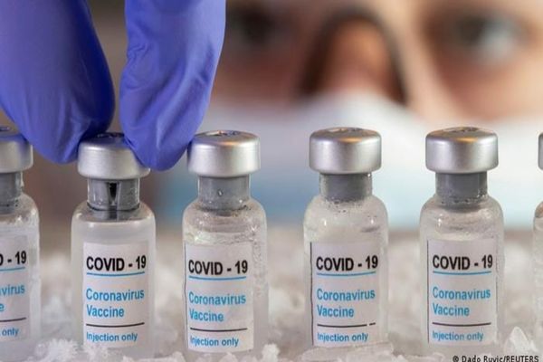 ETICHETELE VACCINURILOR ANTI-COVID PFIZER ȘI MODERNA, ACTUALIZATE DE FDA CU INFORMAȚII DESPRE RISCURI RARE CARDIACE 