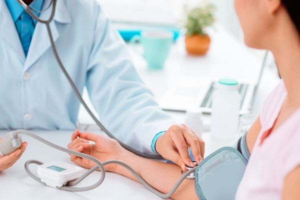 Val de proteste. Medicii de familie și din ambulatorii au ieșit în stradă și scandează în fața CNAS. Ce revendicări au