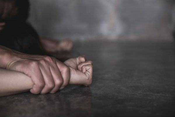 Eleve minore din Voineşti, Dâmbovița, abuzate sexual de 4 colegi în toaleta liceului și în stația de autobuz